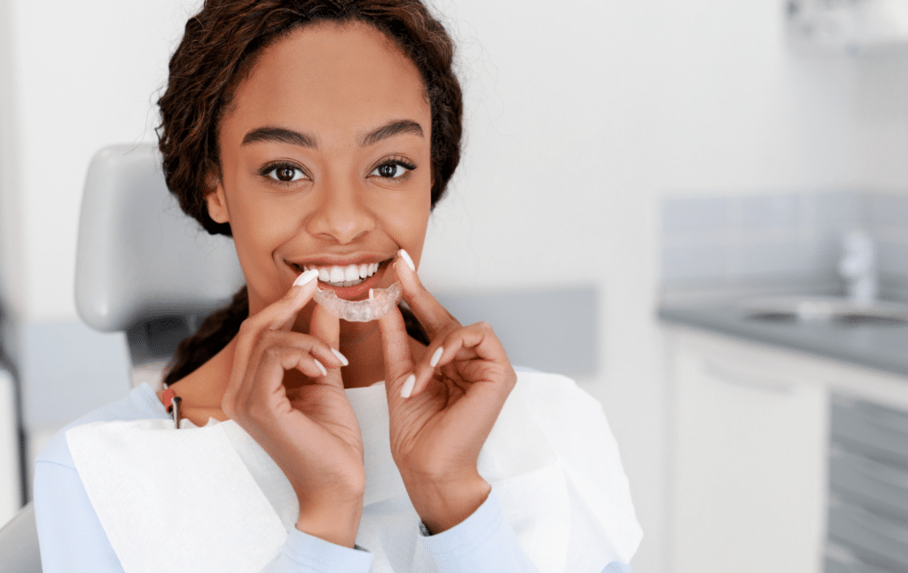 Frau mit durchsichtigen Schienen für Zahnkorrektur